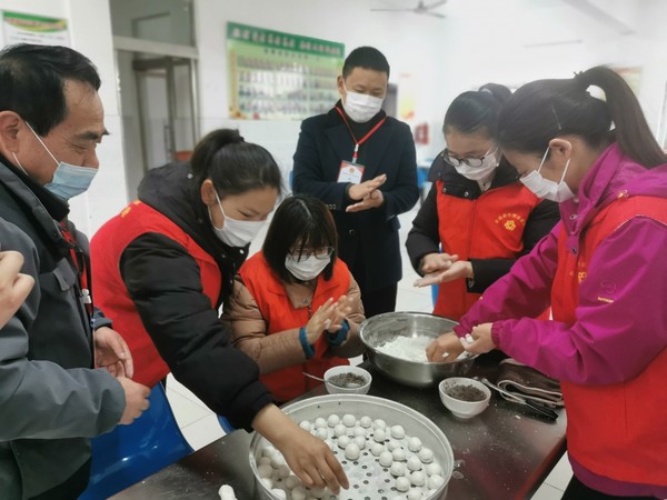 蒋集镇：我们的节日·人大代表情暖元宵.jpg