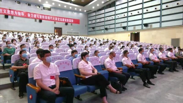县十六届人大六次会议举行预备会议