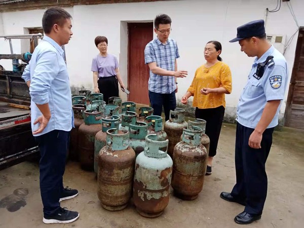 定远县严桥乡人大代表助力安全生产工作 (3).jpg