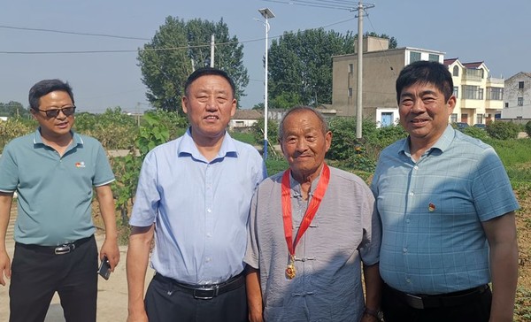 陈国祥走访慰问桑涧镇老党员