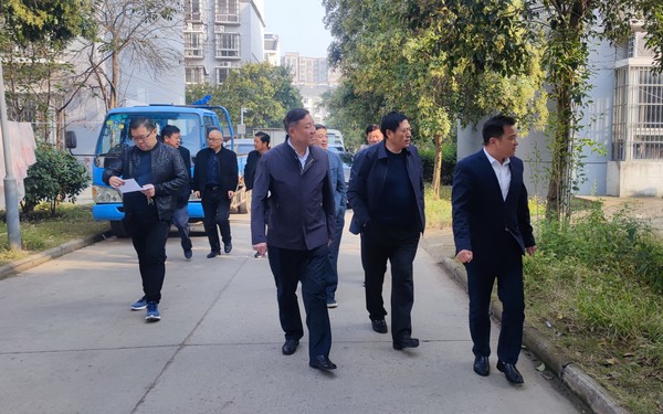 县人大常委会调研小区物业管理工作