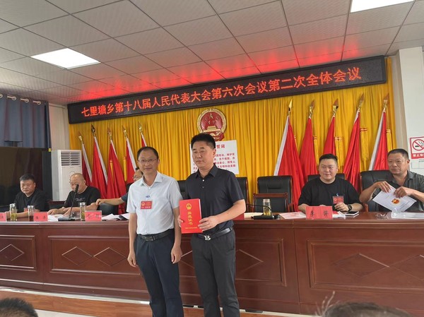 颁发证书.jpg