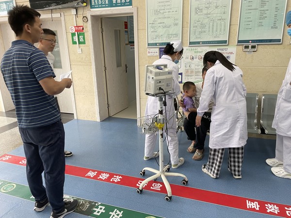 炉桥镇人大：幼童车祸遇险 代表送医暖人心 (4).jpg