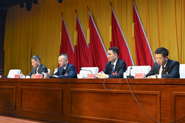 1.4邹军主持召开县“两会”党员代表和党员委员会议3.jpg