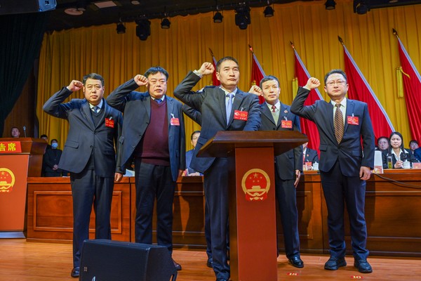 1.6定远县第十七届人民代表大会第四次会议举行第三次全体会议3.jpg