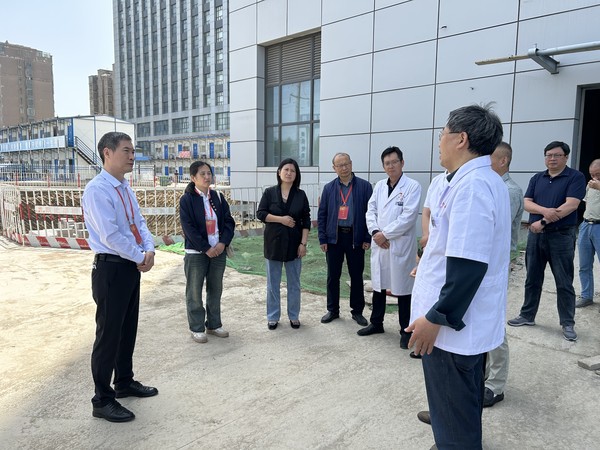 05.07县人大常委会调研老年健康服务和妇幼健康工作.jpg