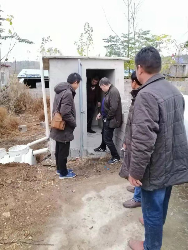 能仁乡人大组织代表督查农村户改厕工程，对照施工技术规范，严格审核工程质量。此次督查活动分三组进行，分别由人大代表、施工负责人、工程技术人员及项目负责人组成，查出问题逐项登记现场反馈，督促整改。.jpg